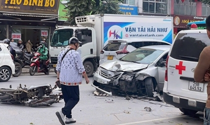 Ảnh TNGT: Tài xế Toyota Altis mất kiểm soát, đâm hàng loạt xe máy tại Hà Nội